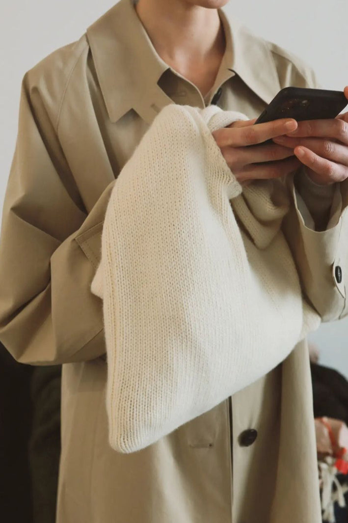 Elegante borsa tote in maglia color crema minimalista