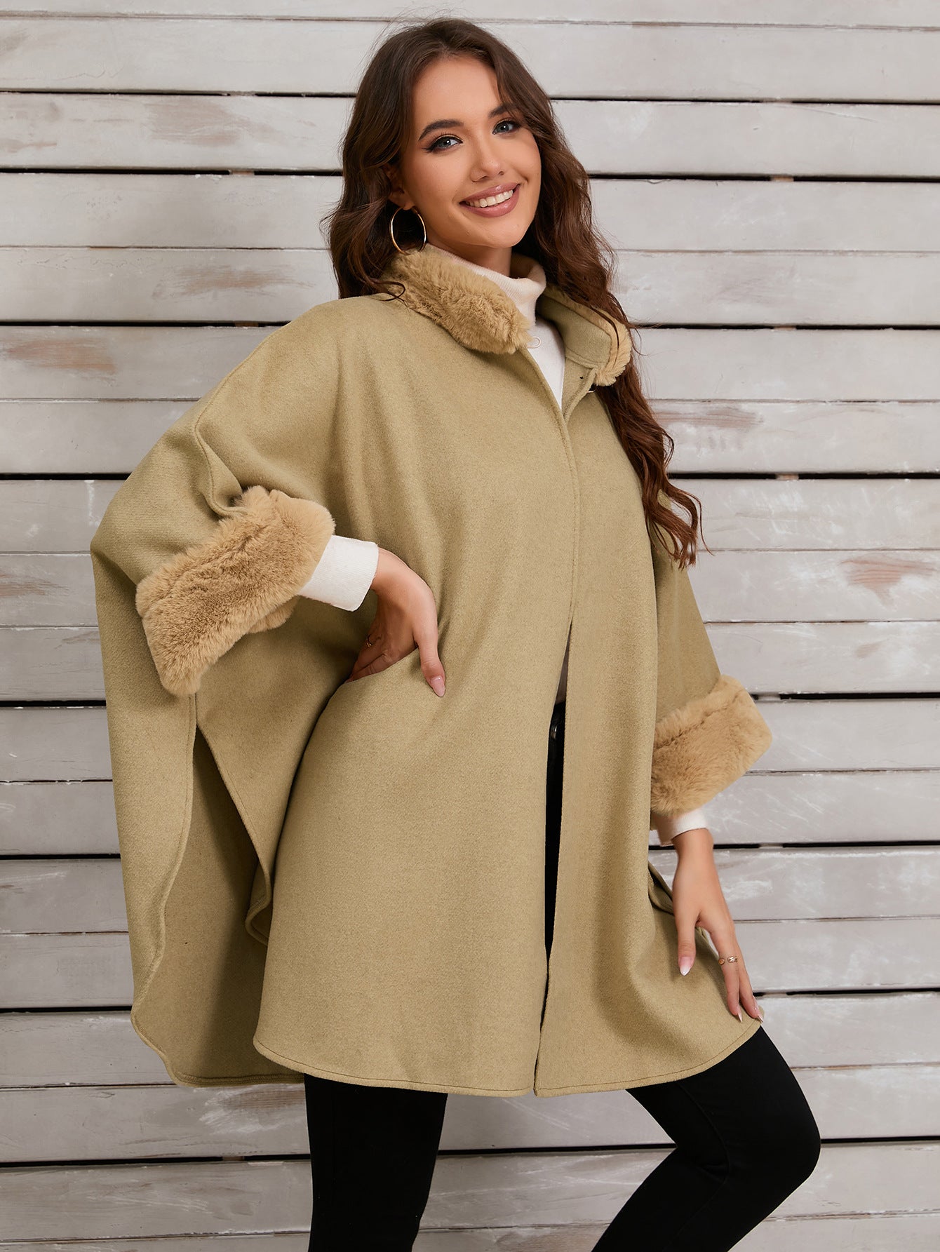 Poncho elegante con finiture in pelliccia sintetica per serate invernali alla moda