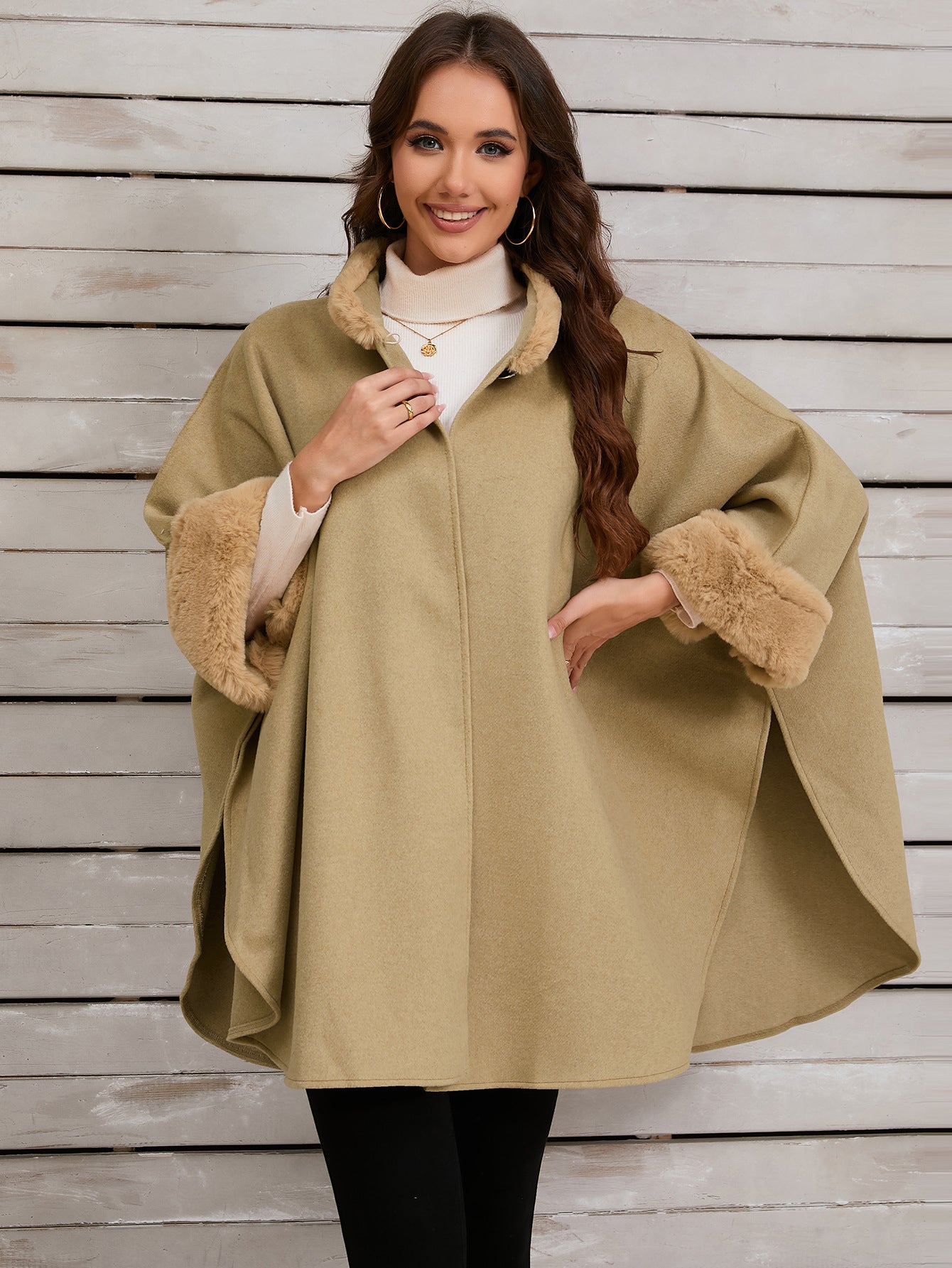 Poncho elegante con finiture in pelliccia sintetica per serate invernali alla moda