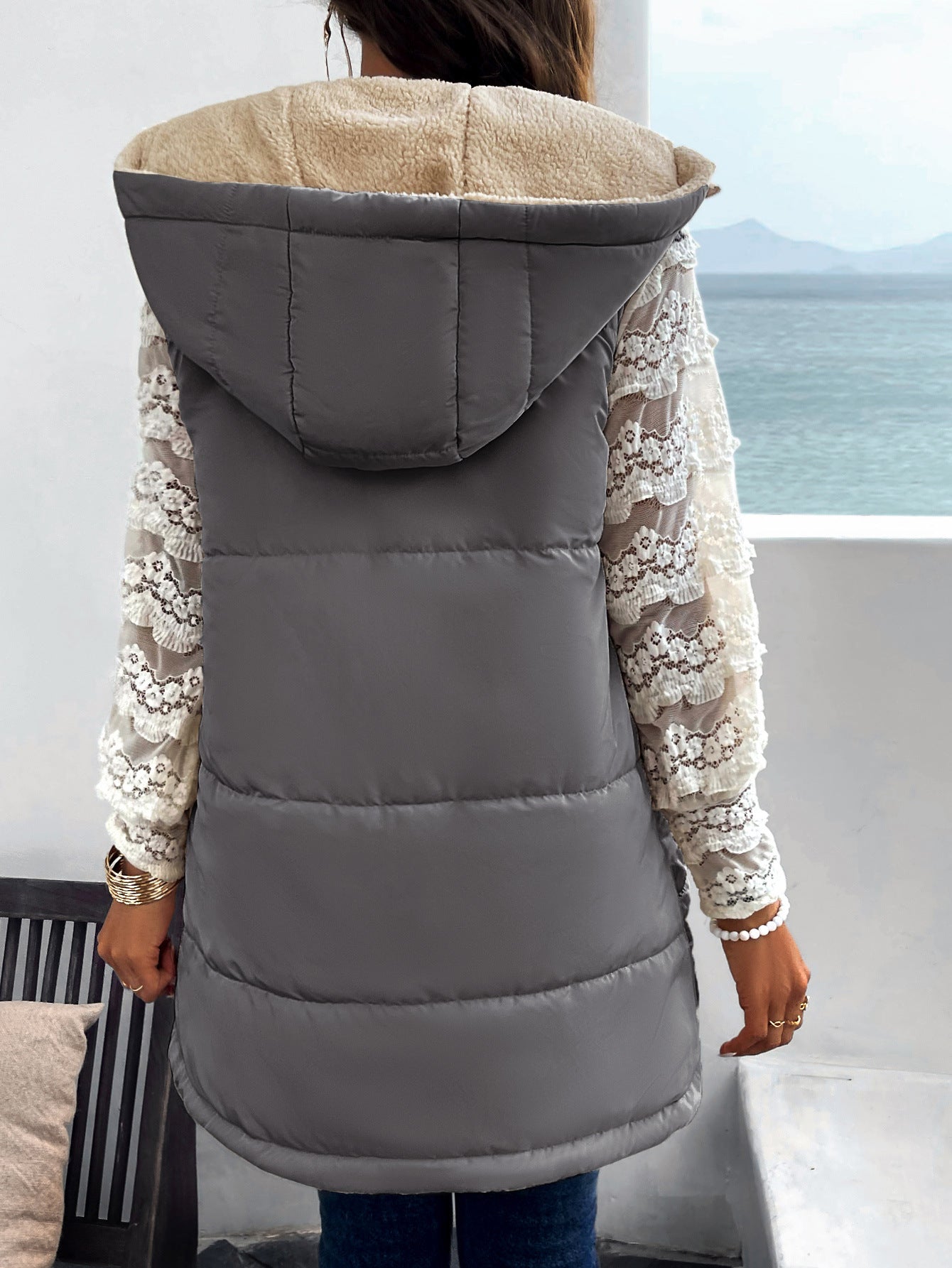 Elegante gilet imbottito con cappuccio e fodera in sherpa per le uscite comode