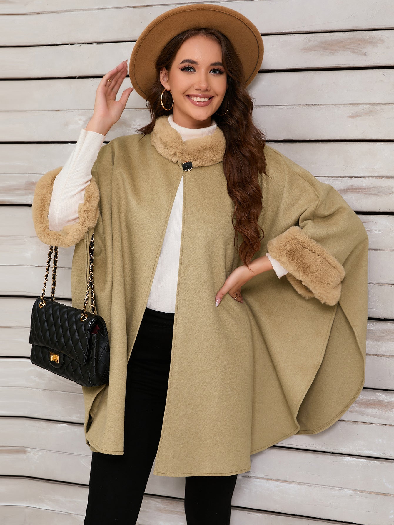 Poncho elegante con finiture in pelliccia sintetica per serate invernali alla moda