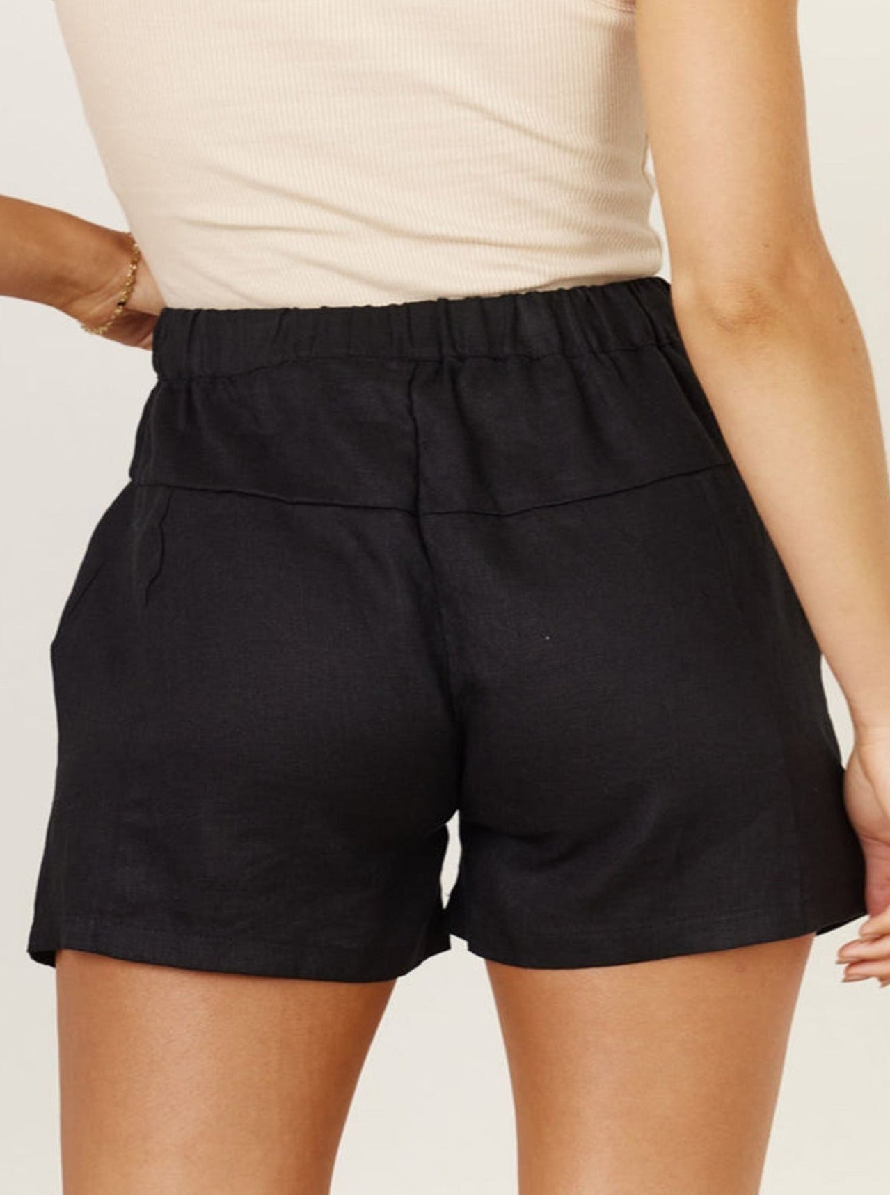 Pantaloncini estivi neri con coulisse in vita elasticizzata 