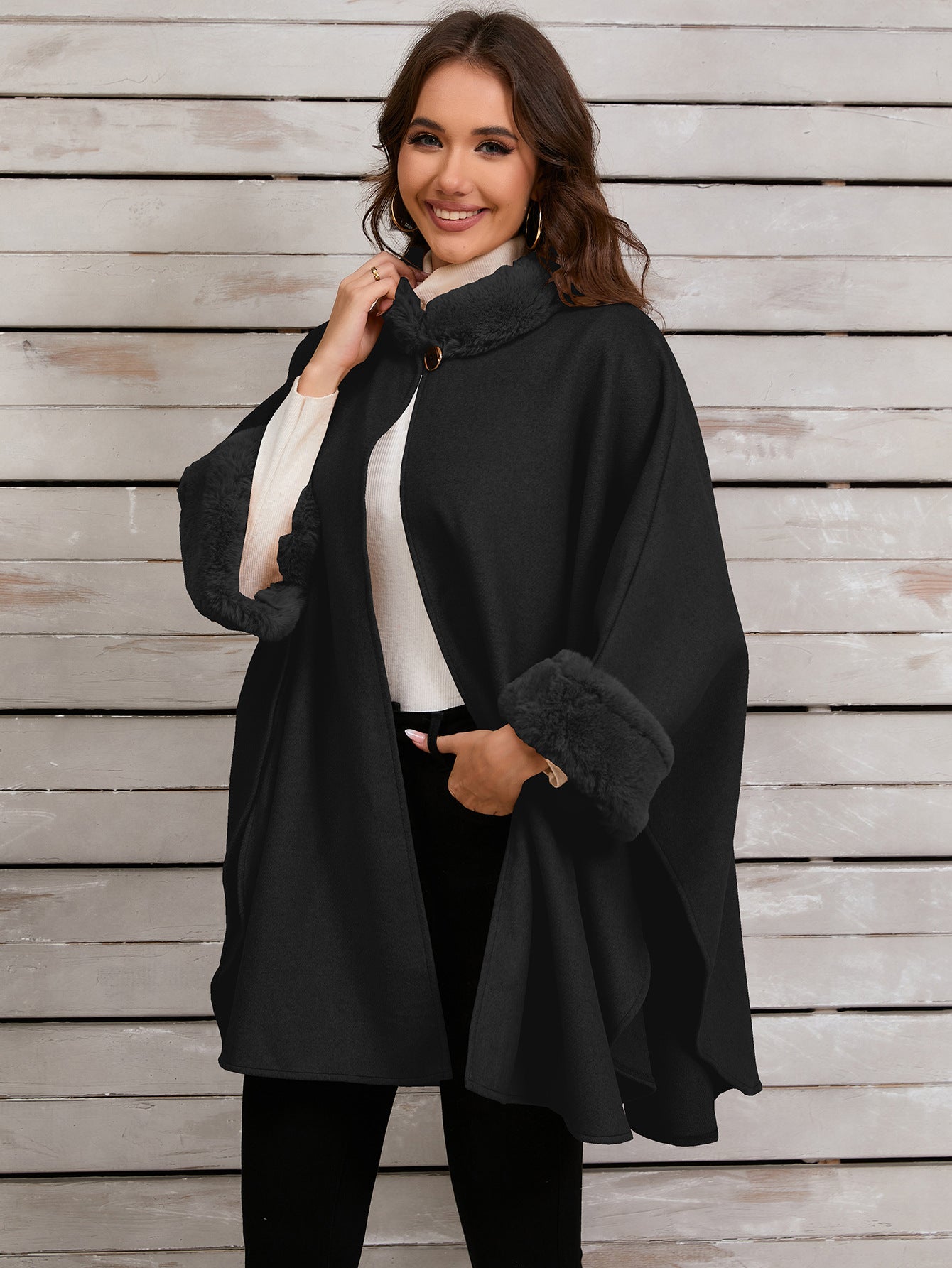 Poncho elegante con finiture in pelliccia sintetica per serate invernali alla moda