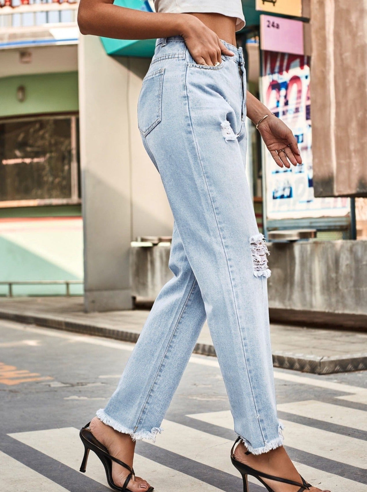 Pantaloni classici in denim lavato con strappi al ginocchio 