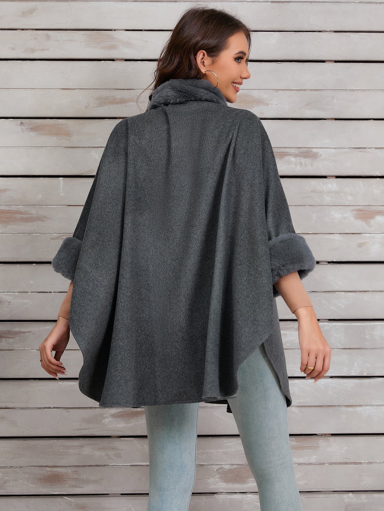 Poncho elegante con finiture in pelliccia sintetica per serate invernali alla moda