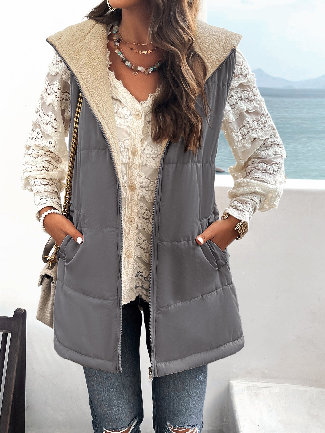 Elegante gilet imbottito con cappuccio e fodera in sherpa per le uscite comode