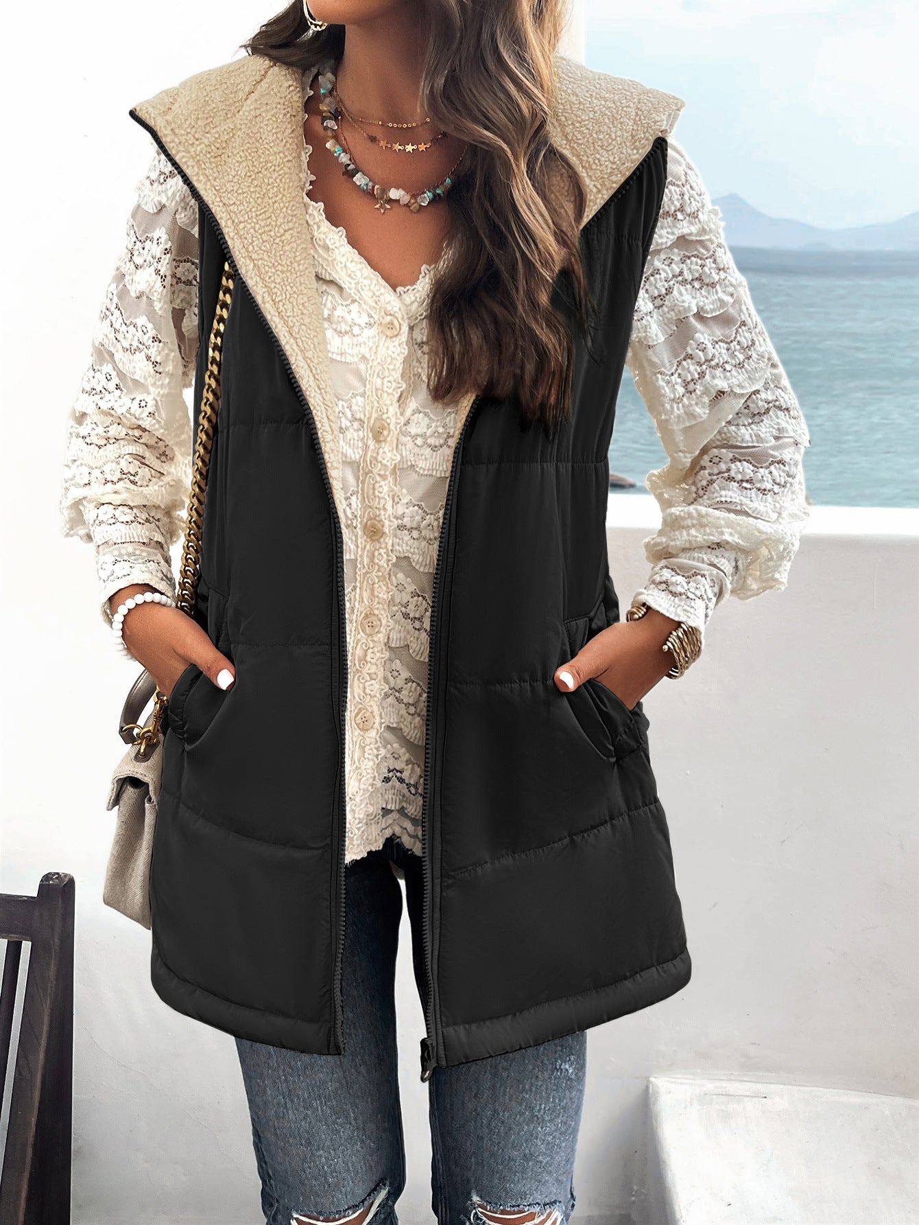 Elegante gilet imbottito con cappuccio e fodera in sherpa per le uscite comode