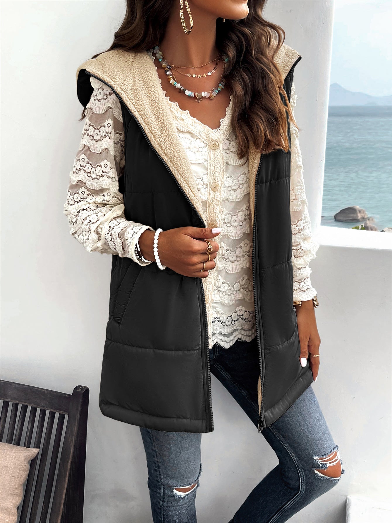 Elegante gilet imbottito con cappuccio e fodera in sherpa per le uscite comode