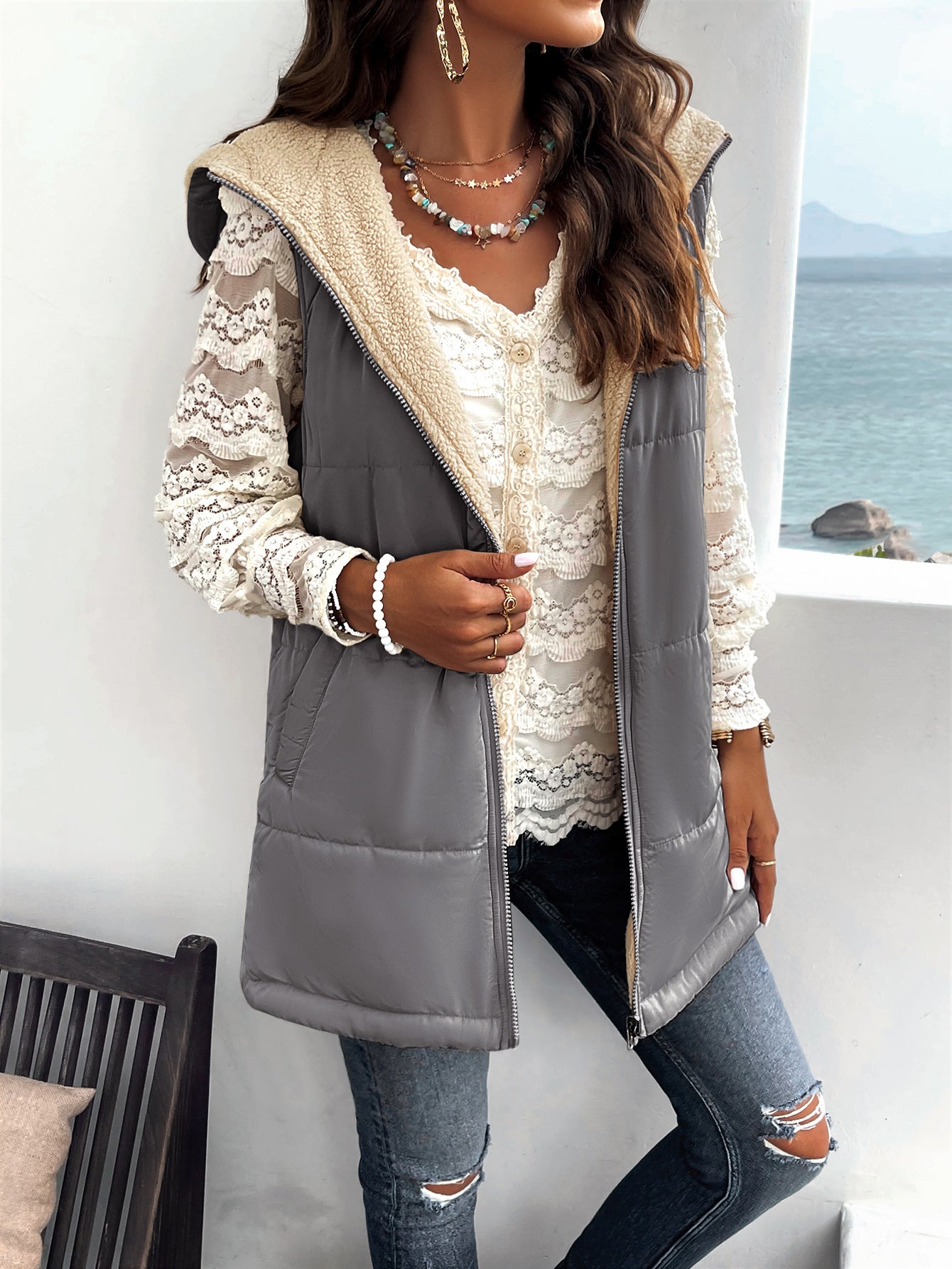 Elegante gilet imbottito con cappuccio e fodera in sherpa per le uscite comode