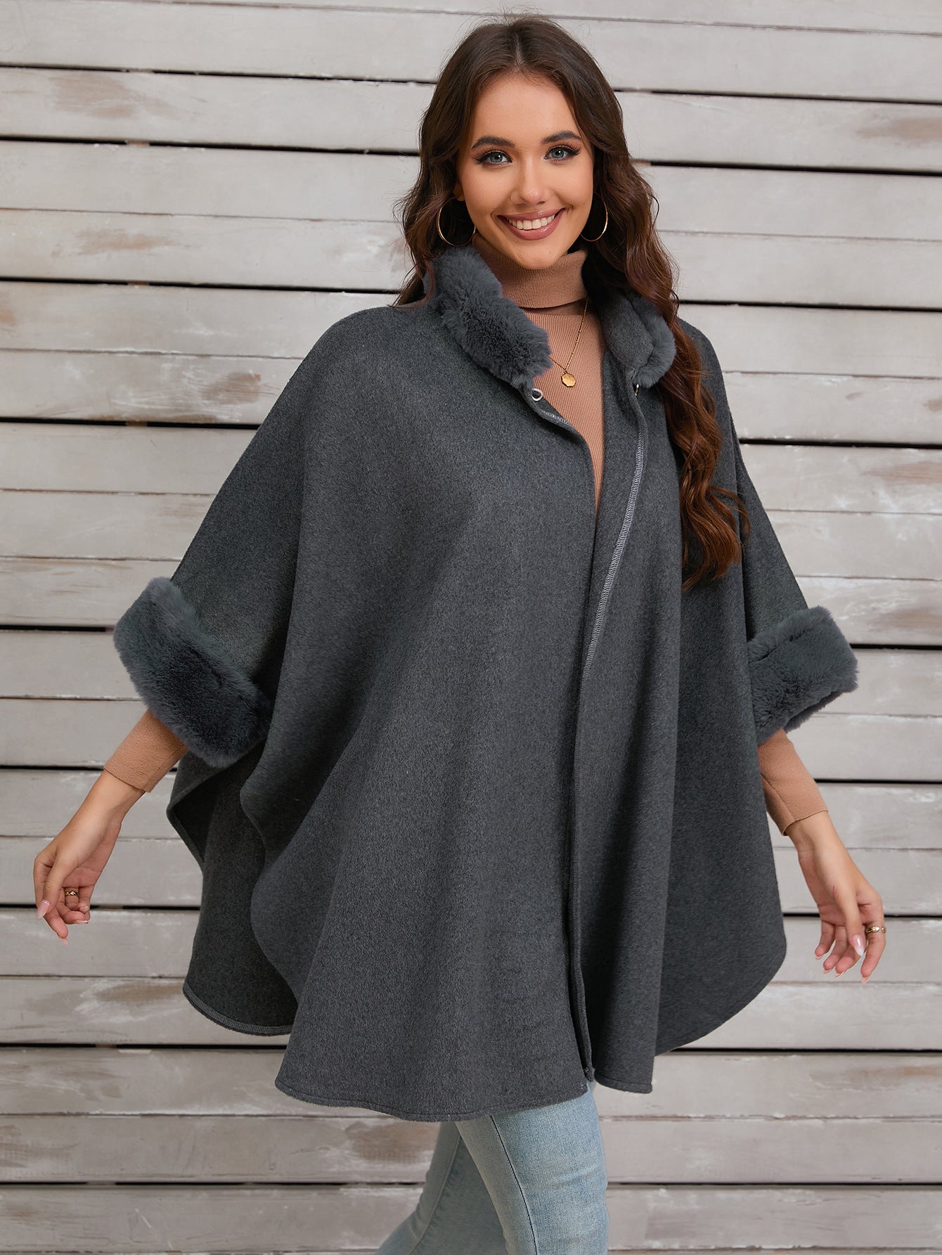 Poncho elegante con finiture in pelliccia sintetica per serate invernali alla moda