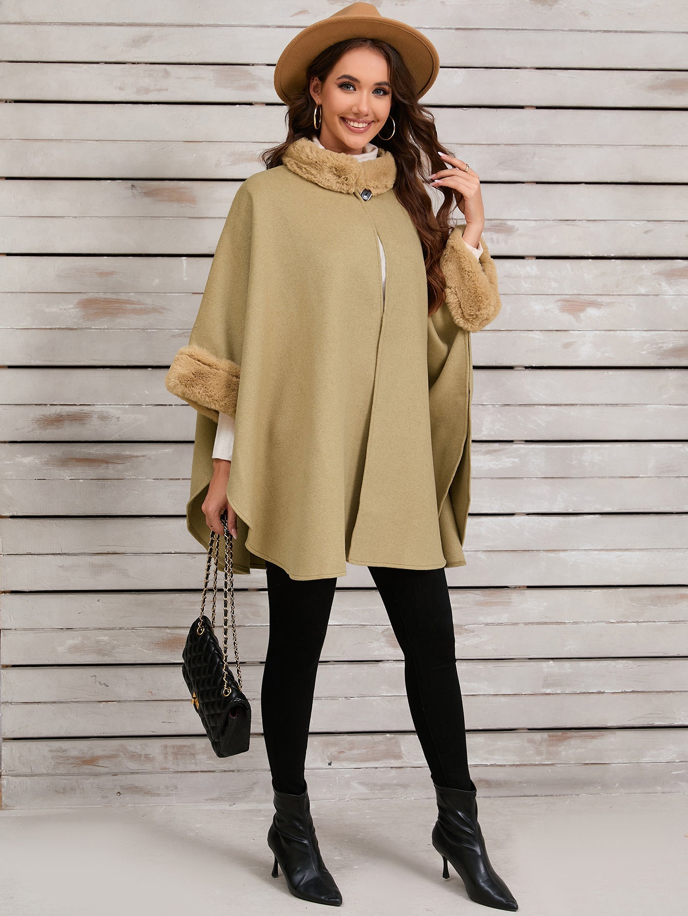 Poncho elegante con finiture in pelliccia sintetica per serate invernali alla moda