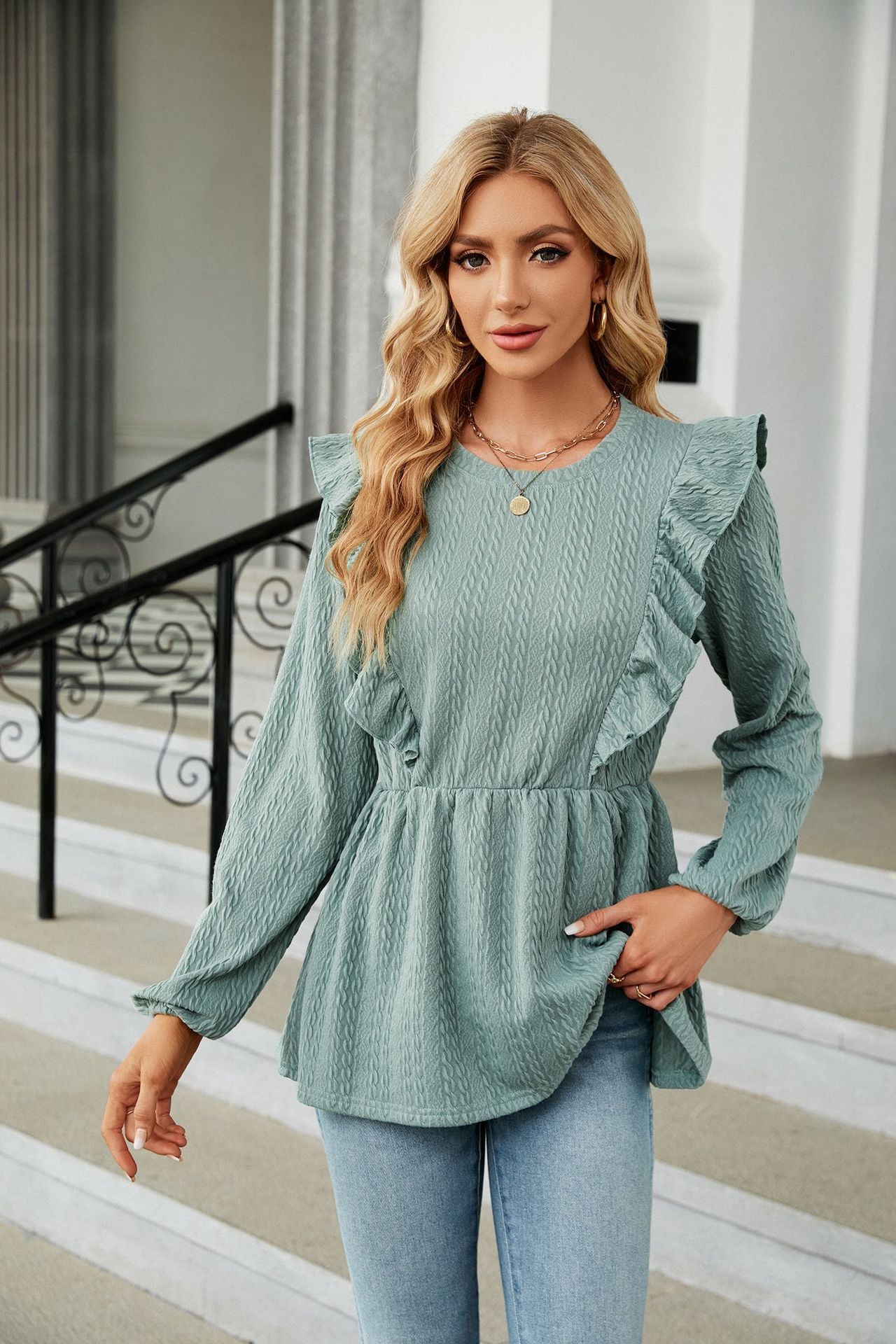 Blusa classica verde scuro con volant e scollo rotondo a maniche lunghe 