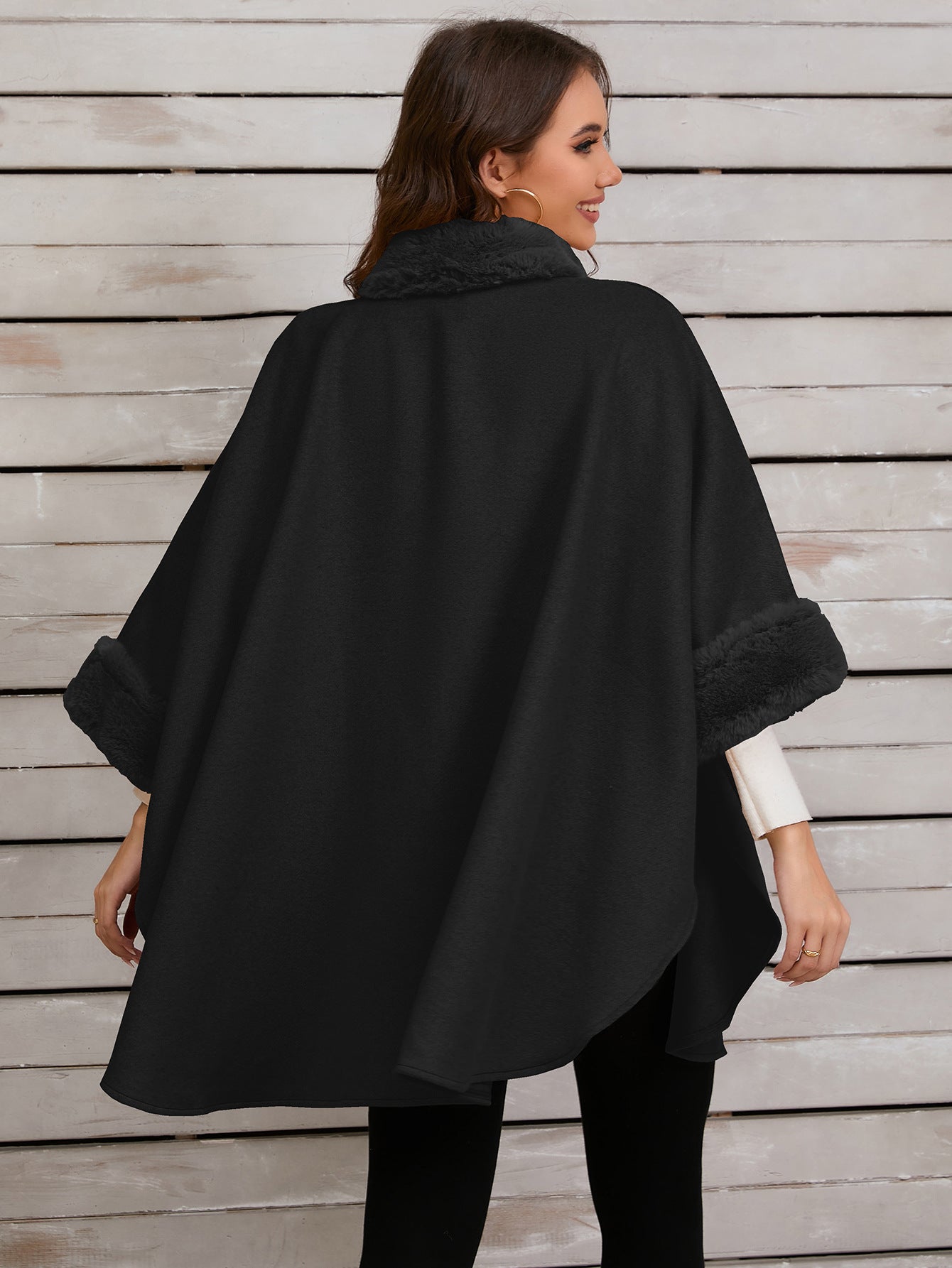 Poncho elegante con finiture in pelliccia sintetica per serate invernali alla moda