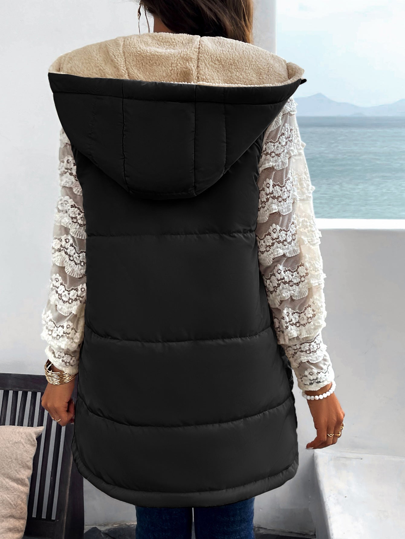 Elegante gilet imbottito con cappuccio e fodera in sherpa per le uscite comode